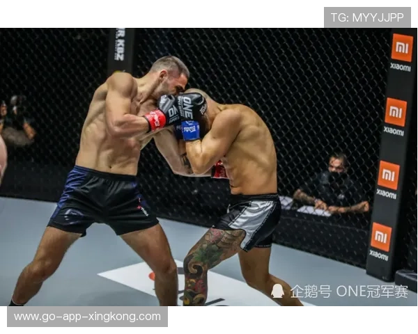 拳击对抗赛快速直拳命中心口震退对手，挑战极限，尽显英雄本色