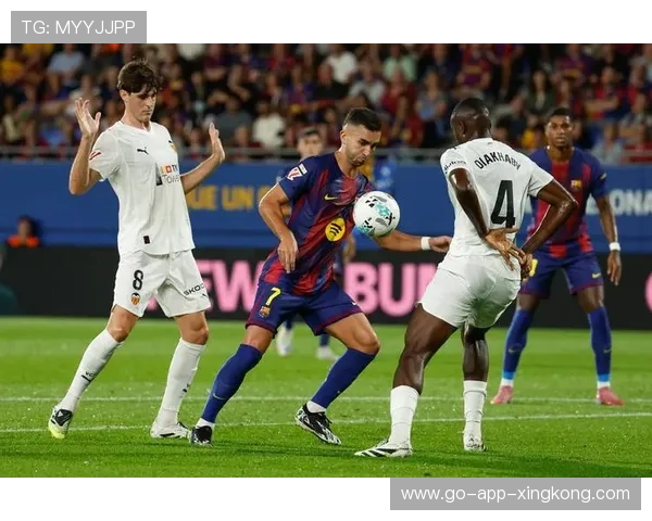 巴萨靠逼抢制造机会，费尔明抢断后直接远射轰门